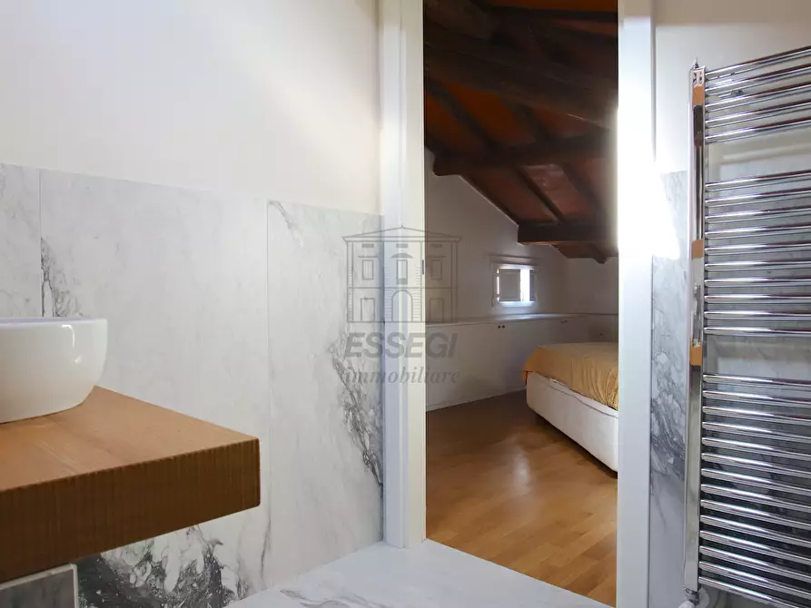 Immagine 31 di Appartamento in vendita  in Via del Portico 13 a Lucca