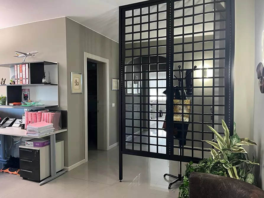 Immagine 5 di Ufficio in vendita  in Via Romana a Lucca