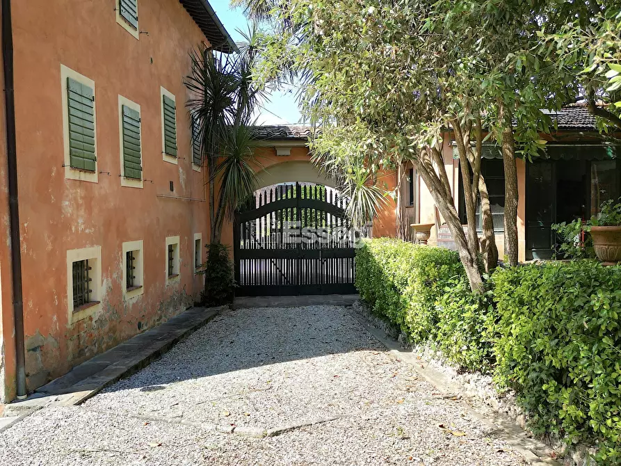 Immagine 7 di Villa in vendita  a Lucca