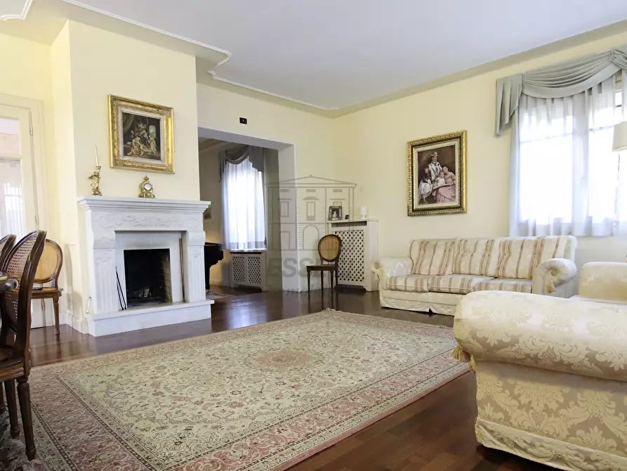 Immagine 11 di Villa in vendita  in Viale Pacini 35 a Lucca