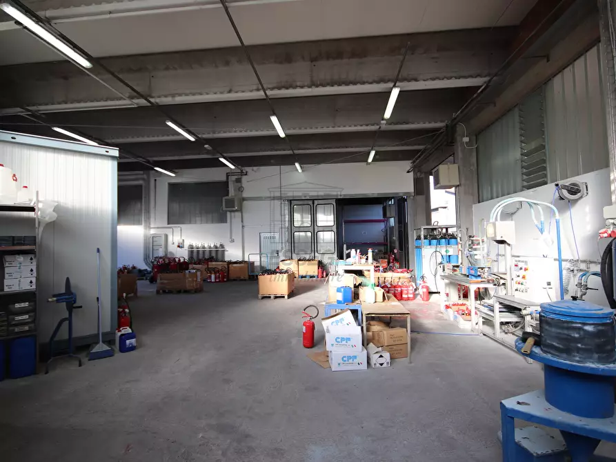 Immagine 5 di Attività artigianale in vendita  in Via Sarzanese 703 a Lucca