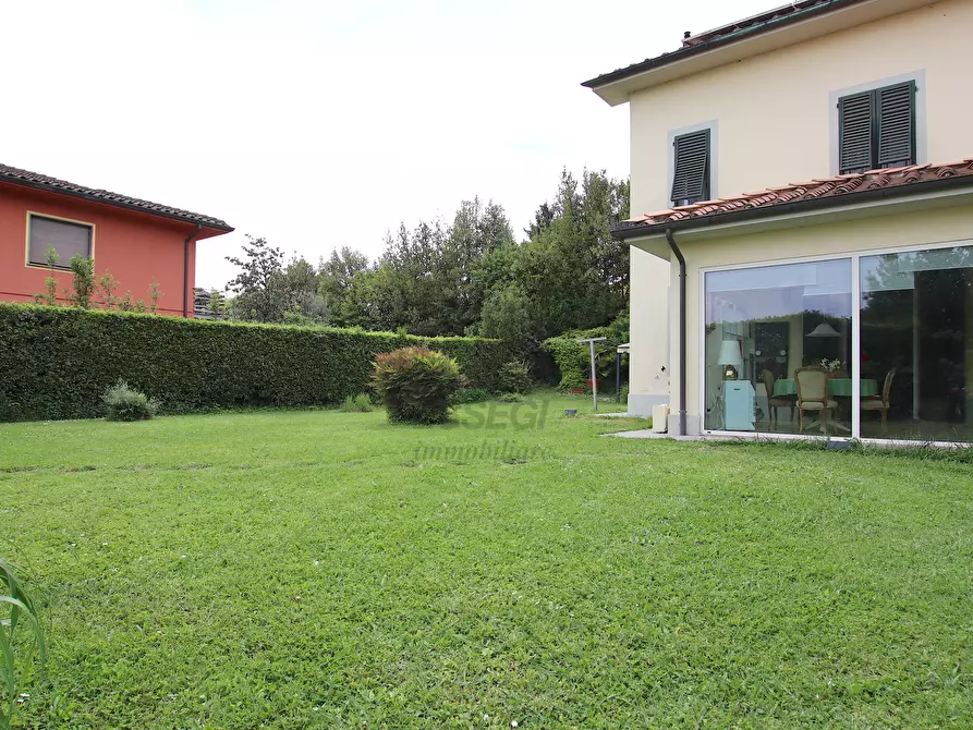 Immagine 2 di Villa in vendita  in Via dei Berti a Lucca