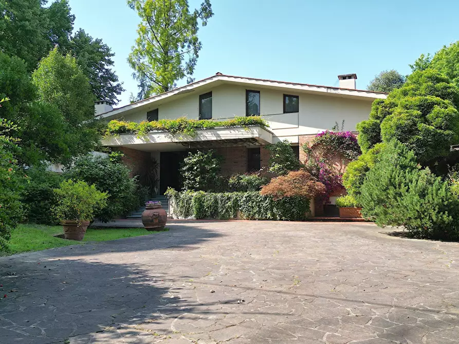 Immagine 1 di Villa in vendita  in Via di Moriano a Lucca