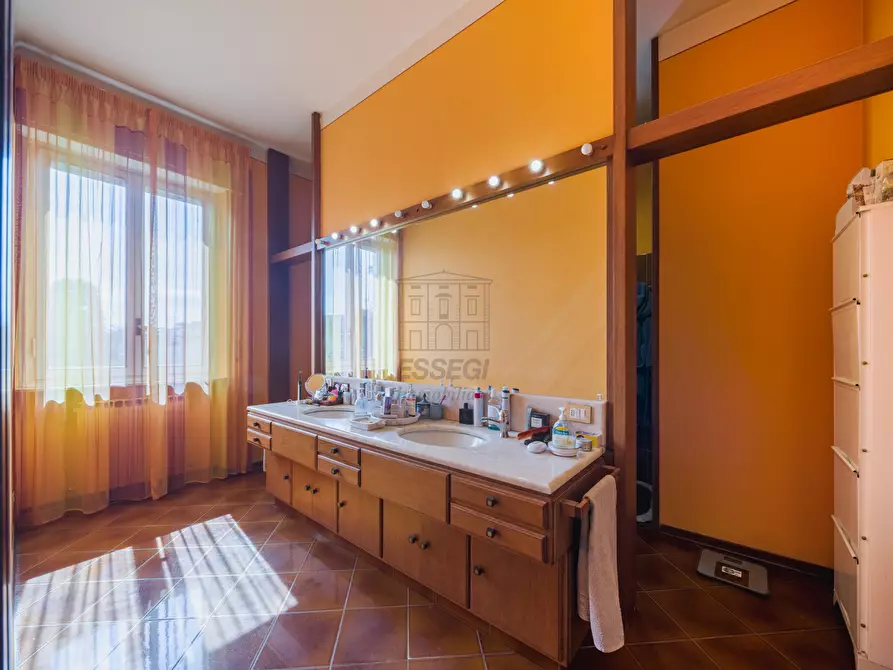 Immagine 28 di Villa in vendita  in Via Castruccio Buonamici a Lucca