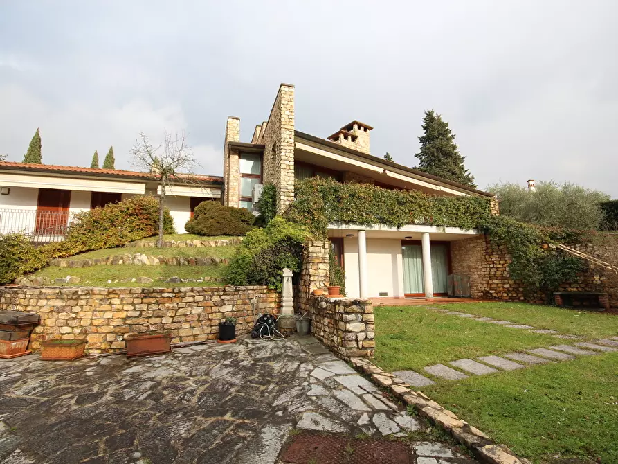 Immagine 3 di Villa in vendita  in via delle foreste a Lucca