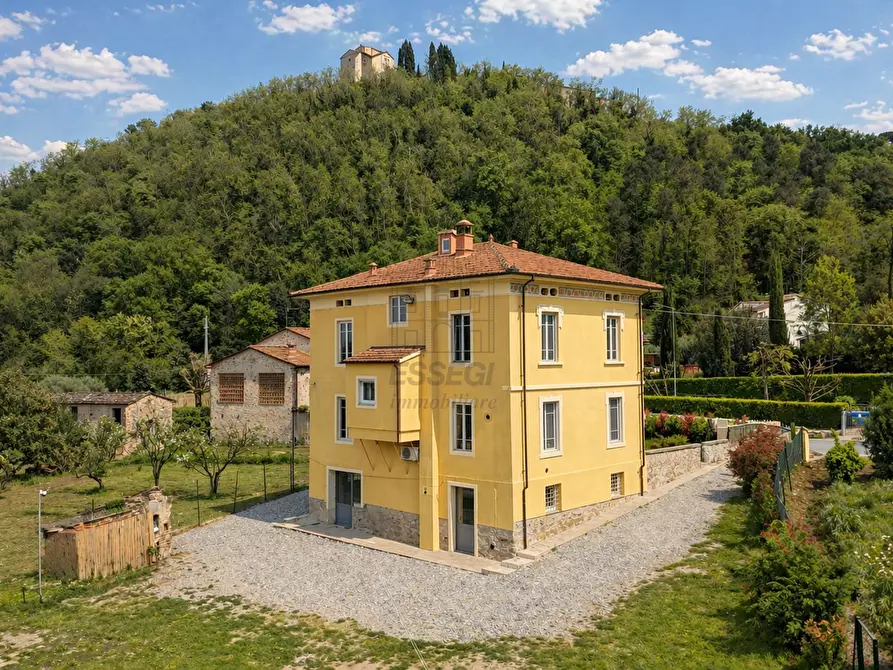 Immagine 2 di Villa in vendita  a Capannori