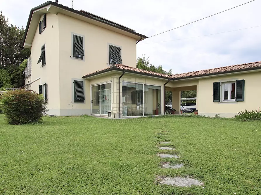 Immagine 1 di Villa in vendita  in Via dei Berti a Lucca