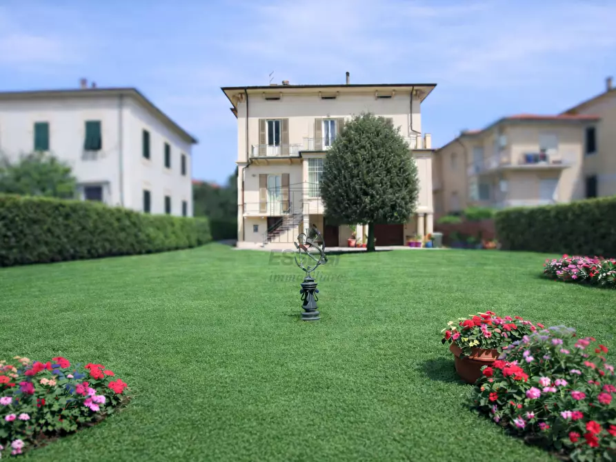 Immagine 8 di Villa in vendita  a Lucca