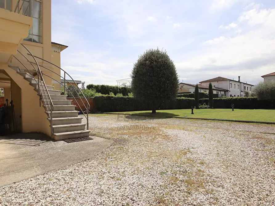 Immagine 6 di Villa in vendita  a Lucca