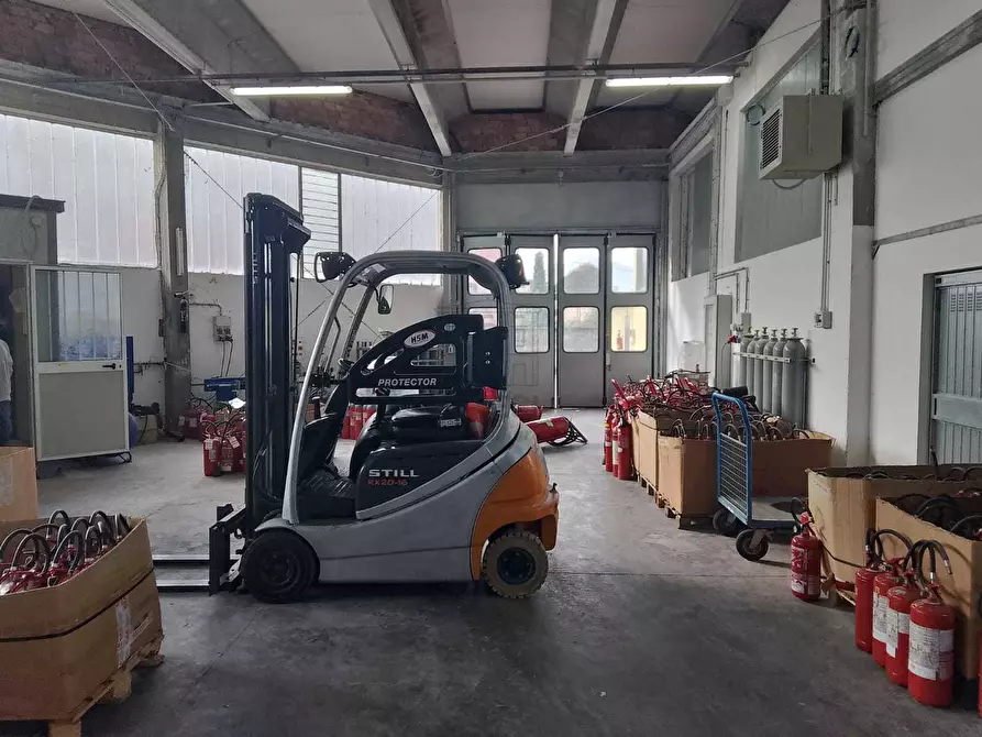 Immagine 2 di Attività artigianale in vendita  a Lucca