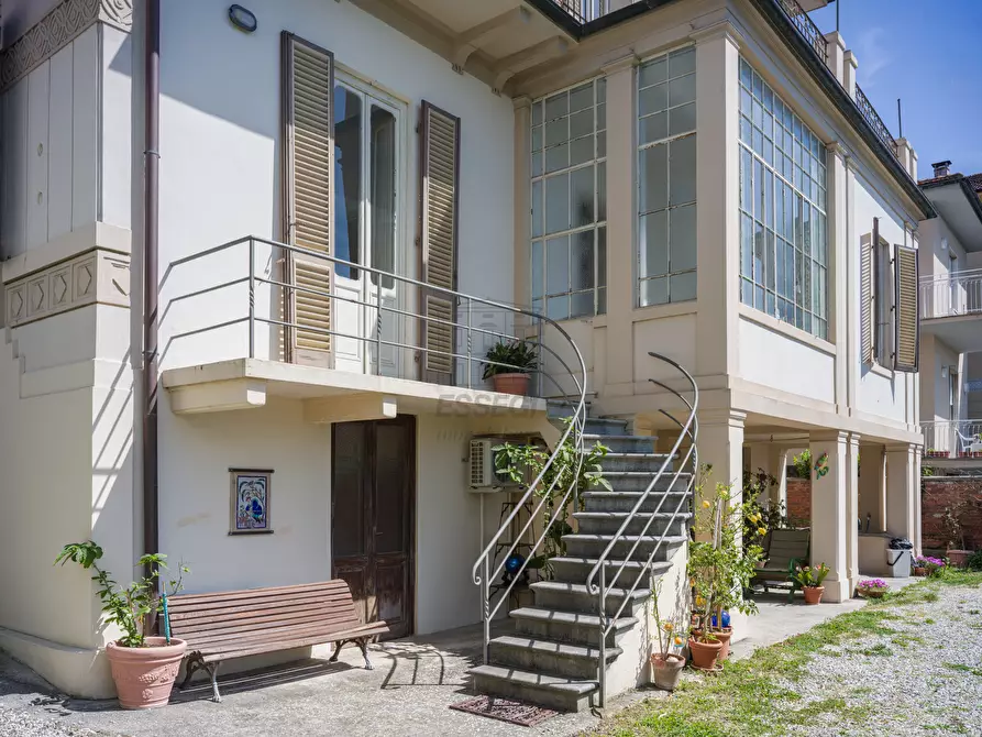 Immagine 3 di Villa in vendita  a Lucca