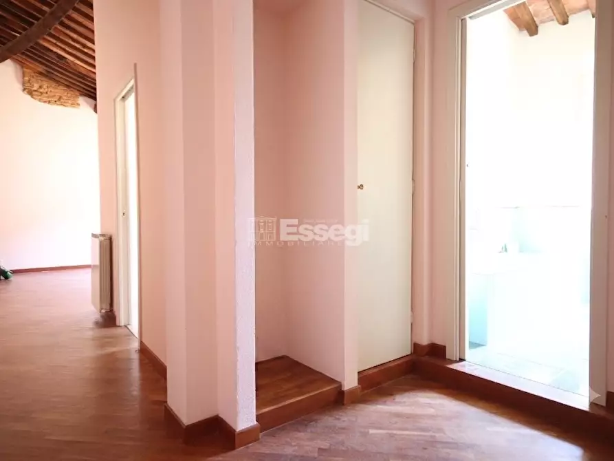 Immagine 4 di Appartamento in vendita  in Piazza Sant'Agostino 3 a Lucca