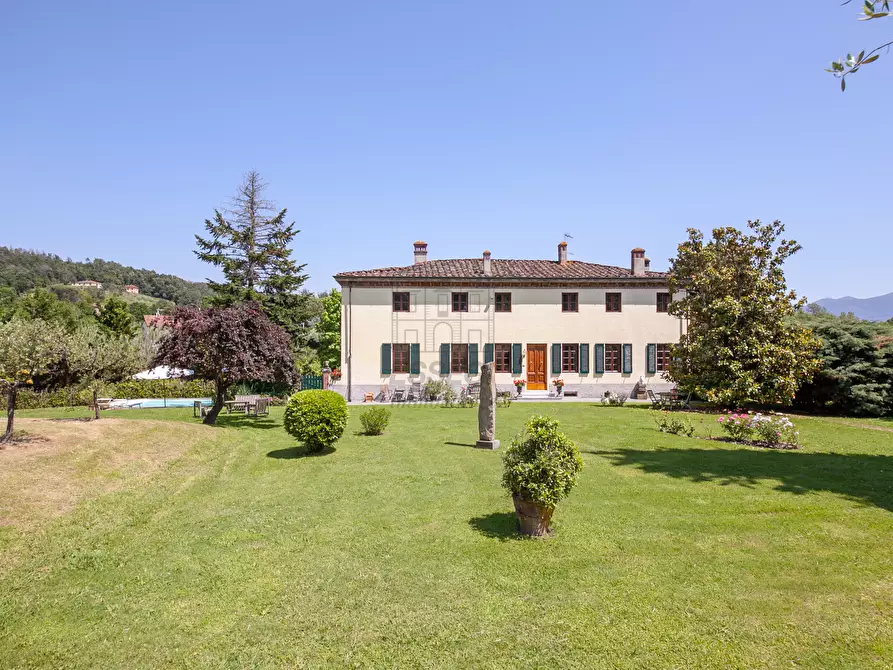 Immagine 1 di Villa in vendita  a Lucca