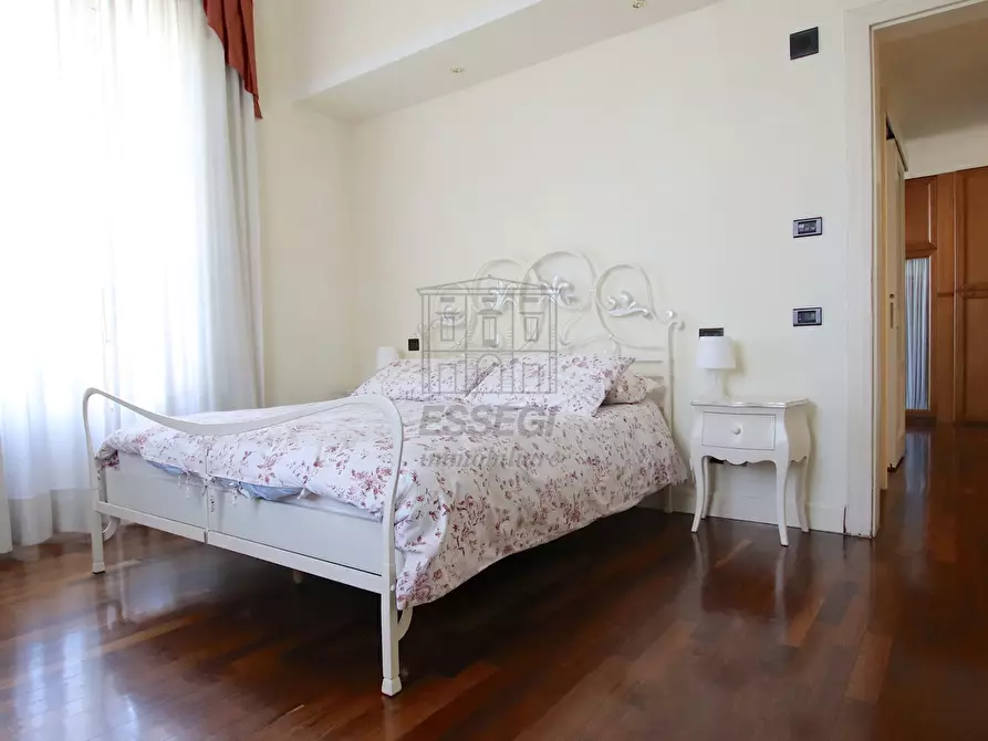 Immagine 18 di Villa in vendita  in Viale Pacini 35 a Lucca