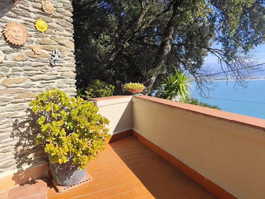 Immagine 24 di Trilocale in vendita  in Strada Punta Bianca 2 a Ameglia