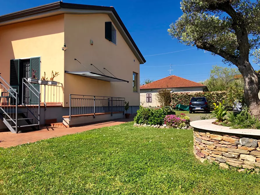 Immagine 4 di Villa in vendita  a Sarzana
