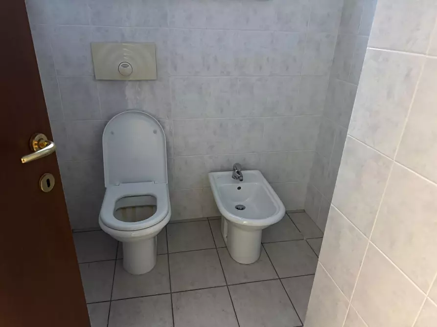 Immagine 12 di Locale commerciale in vendita  a Aulla