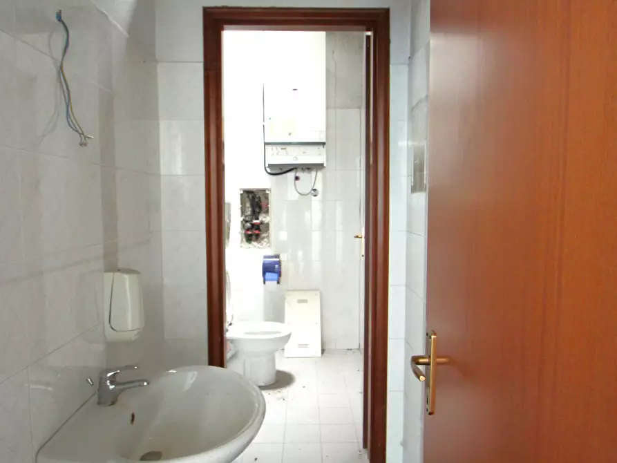 Immagine 14 di Showroom in affitto  in Via Muzza a Valsamoggia