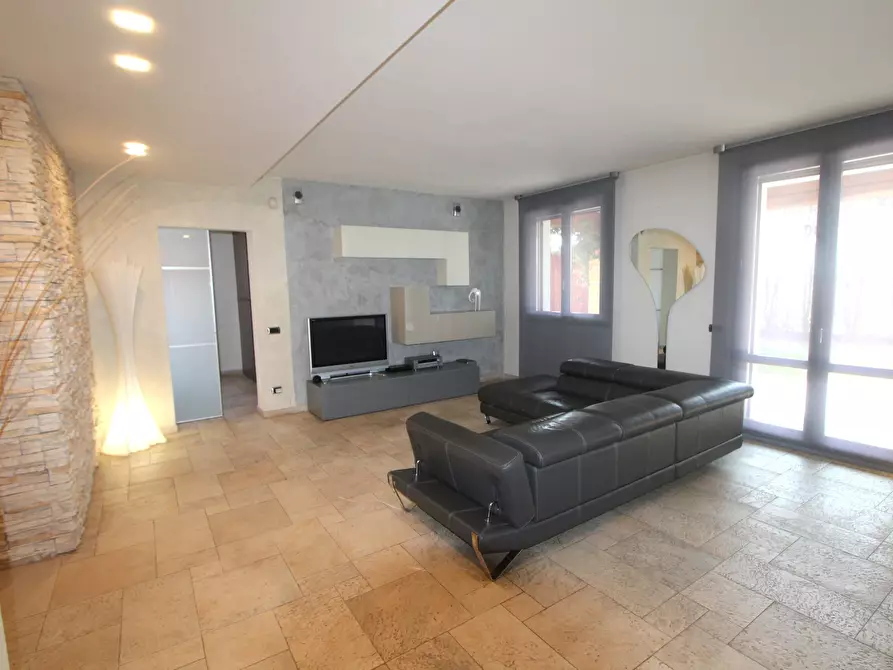 Immagine 3 di Villa in vendita  in Via Augusto Ferrari a Valsamoggia