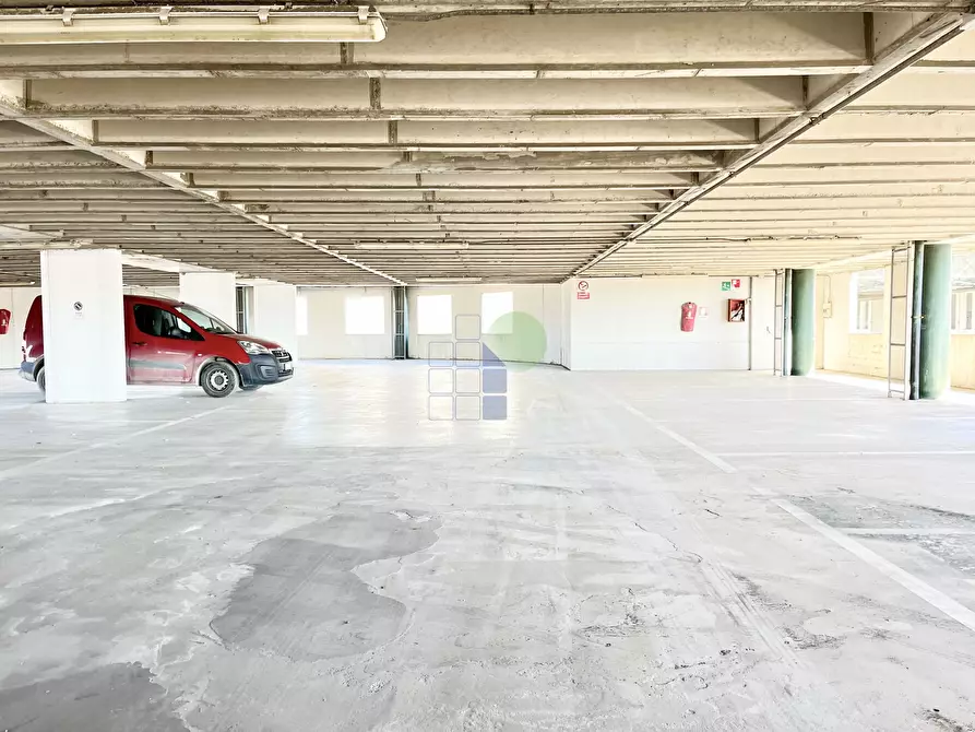 Immagine 3 di Garage in vendita  in Via delle Cateratte a Livorno