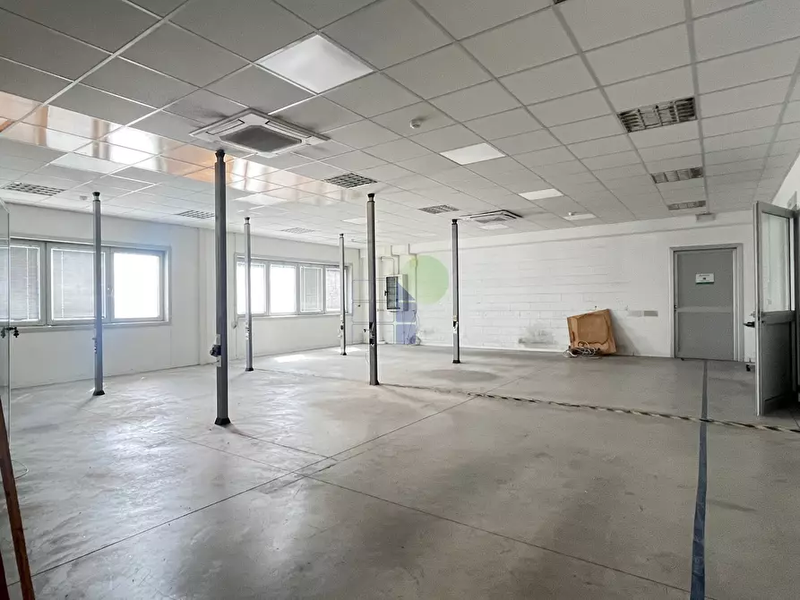 Immagine 38 di Attività artigianale in affitto  in Via  Cimarosa 55 a Livorno