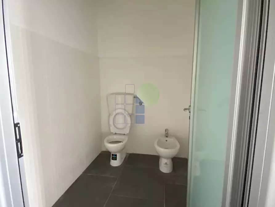 Immagine 3 di Attività artigianale in vendita  in Via Leopardi 22 a Livorno