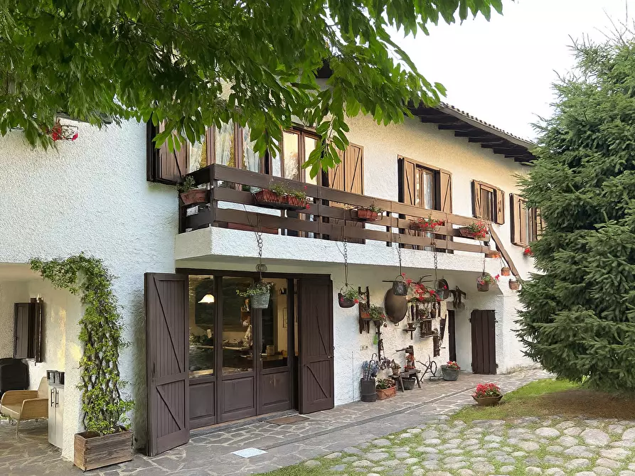 Immagine 3 di Villa in vendita  in Regione Cantarana 1 a Arona