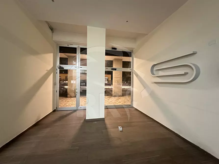 Immagine 3 di Locale commerciale in affitto  in Via Riva di Reno 56 a Bologna