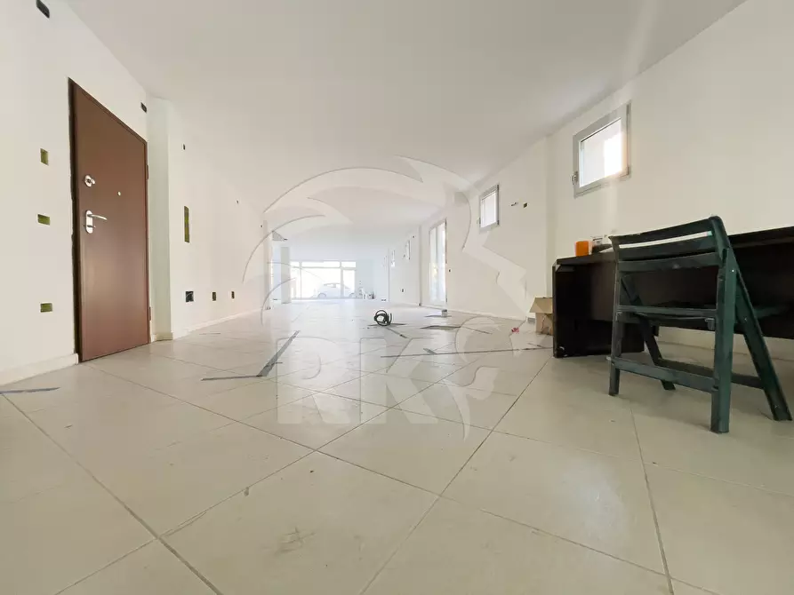 Immagine 6 di Locale commerciale in vendita  in Viale Cinque Martiri 12 a Mirandola