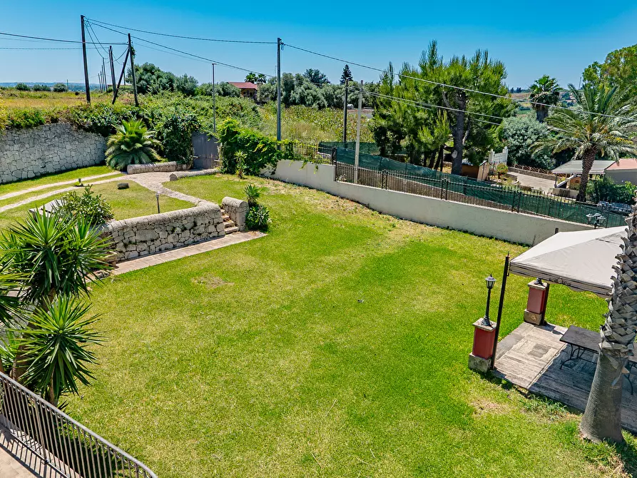 Immagine 26 di Villa in vendita  in Via Agamennone 2 a Siracusa