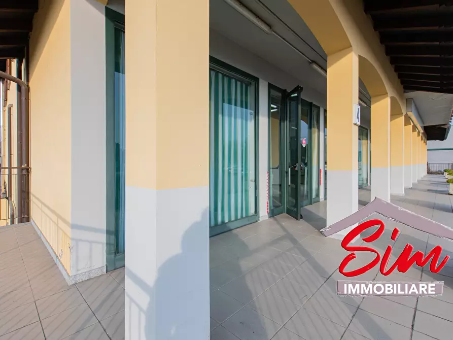 Immagine 4 di Locale commerciale in vendita  in Via Vecchia Circonvallazione sn a Oleggio