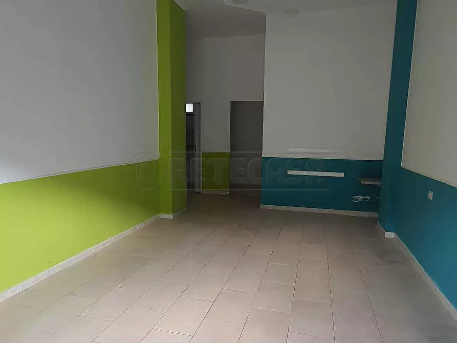 Immagine 3 di Locale commerciale in affitto  a Mercato San Severino