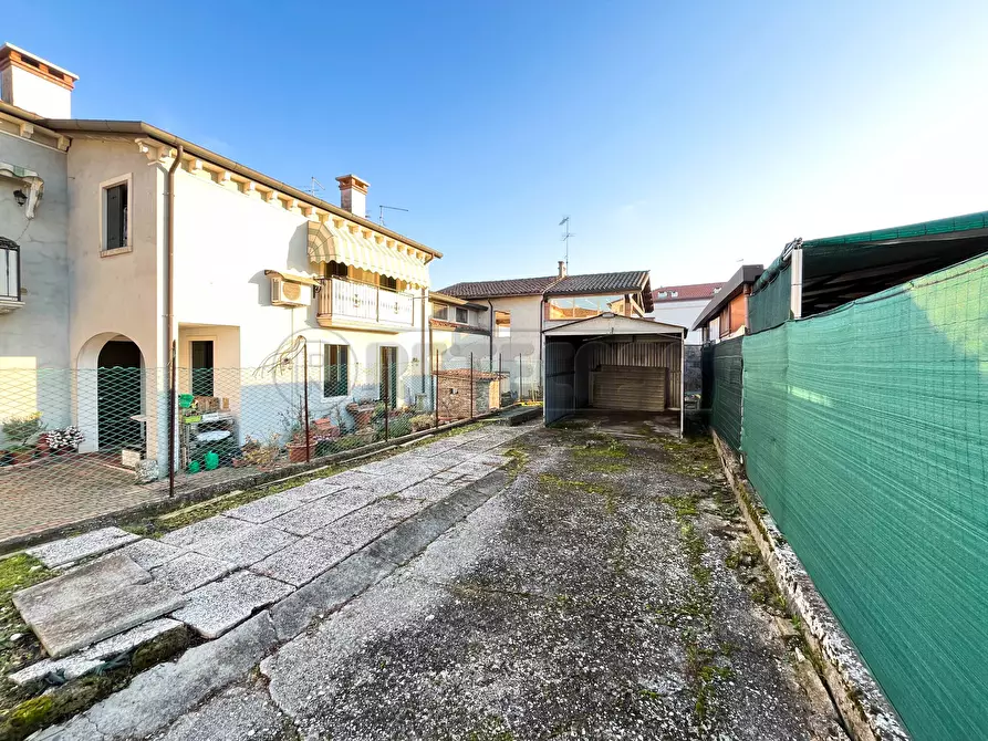 Immagine 51 di Rustico / casale in vendita  in Via Valle a Sovizzo