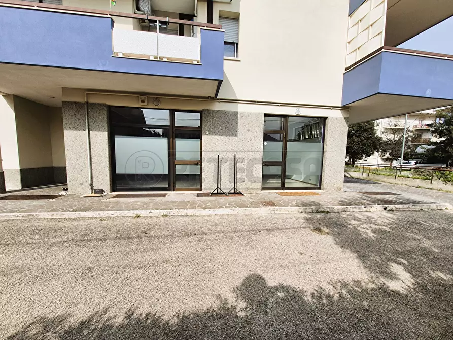 Immagine 21 di Locale commerciale in vendita  a Montesilvano