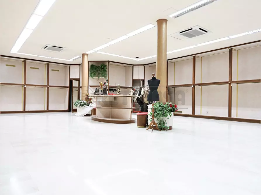 Immagine 11 di Locale commerciale in affitto  a Torri Di Quartesolo