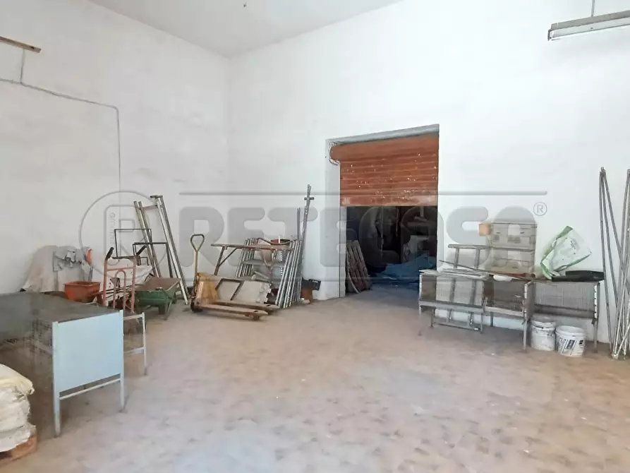 Immagine 9 di Laboratorio in affitto  in Via montella a Maddaloni