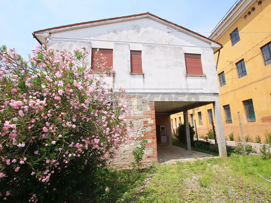 Immagine 1 di Villa in vendita  a Vicenza