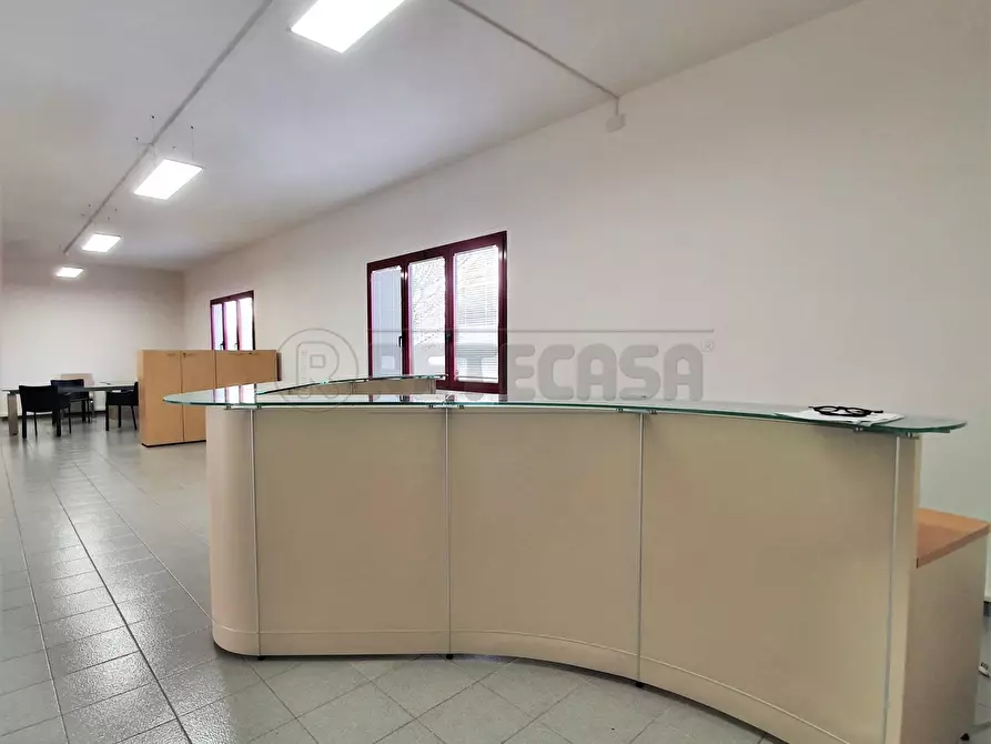 Immagine 3 di Ufficio in affitto  a Torri Di Quartesolo
