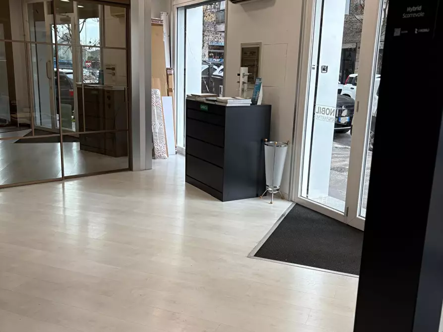 Immagine 9 di Locale commerciale in vendita  in Via Albano 62 a Roma