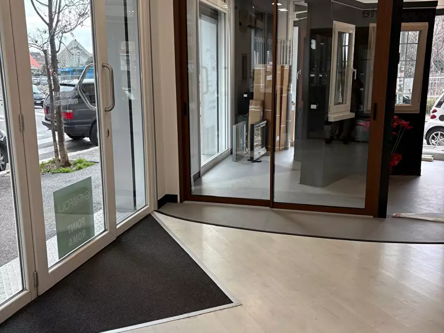 Immagine 3 di Locale commerciale in vendita  in Via Albano 62 a Roma