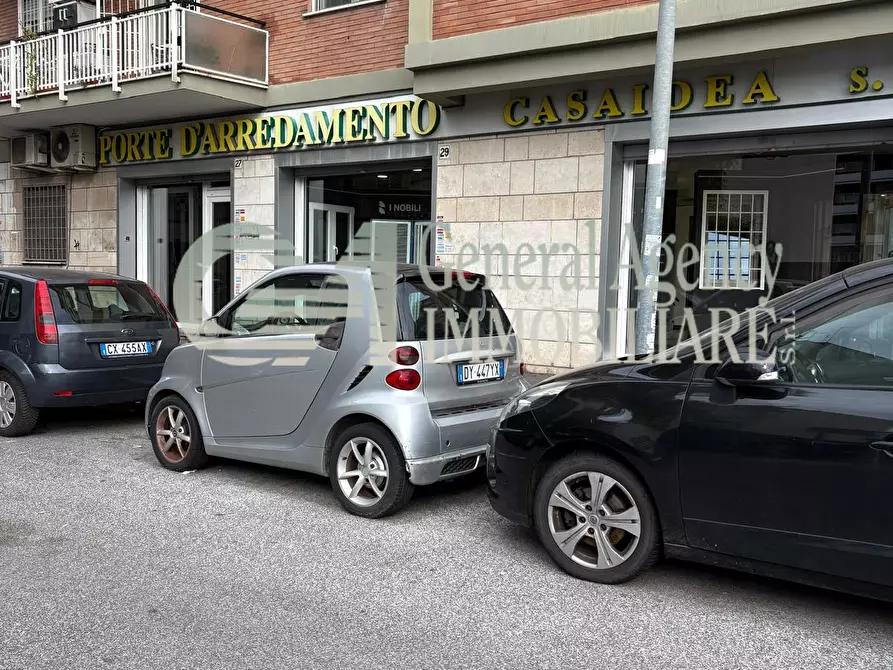 Immagine 25 di Locale commerciale in affitto  in Via Albano 62 a Roma
