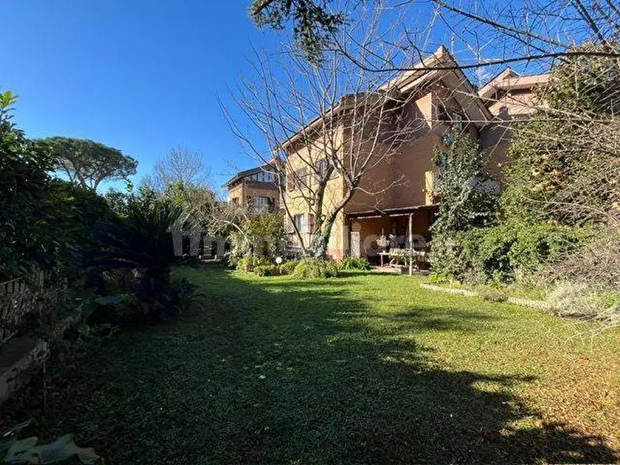Immagine 1 di Villa in vendita  in Via Sofocle 152 a Roma