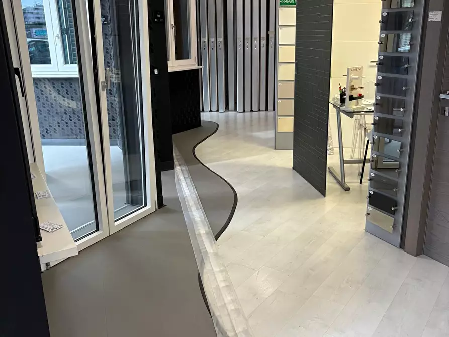 Immagine 17 di Locale commerciale in vendita  in Via Albano 62 a Roma