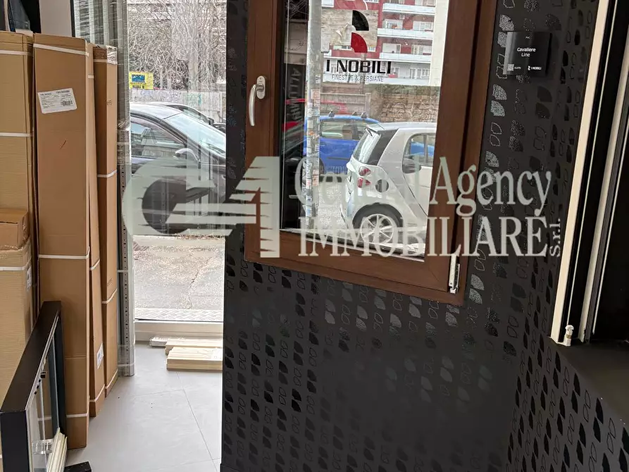 Immagine 31 di Locale commerciale in vendita  in Via Albano 62 a Roma
