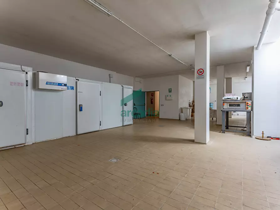 Immagine 32 di Locale commerciale in vendita  in Strada Vicinale Vecchia di Matera 369 a Gioia Del Colle