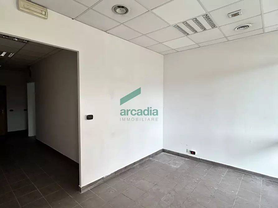 Immagine 9 di Locale commerciale in vendita  in Via Giovanni Amendola 205 a Bari