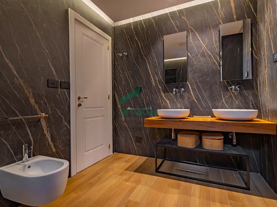 Immagine 26 di Attico in vendita  in Via Vincenzo Roppo 2d a Bari