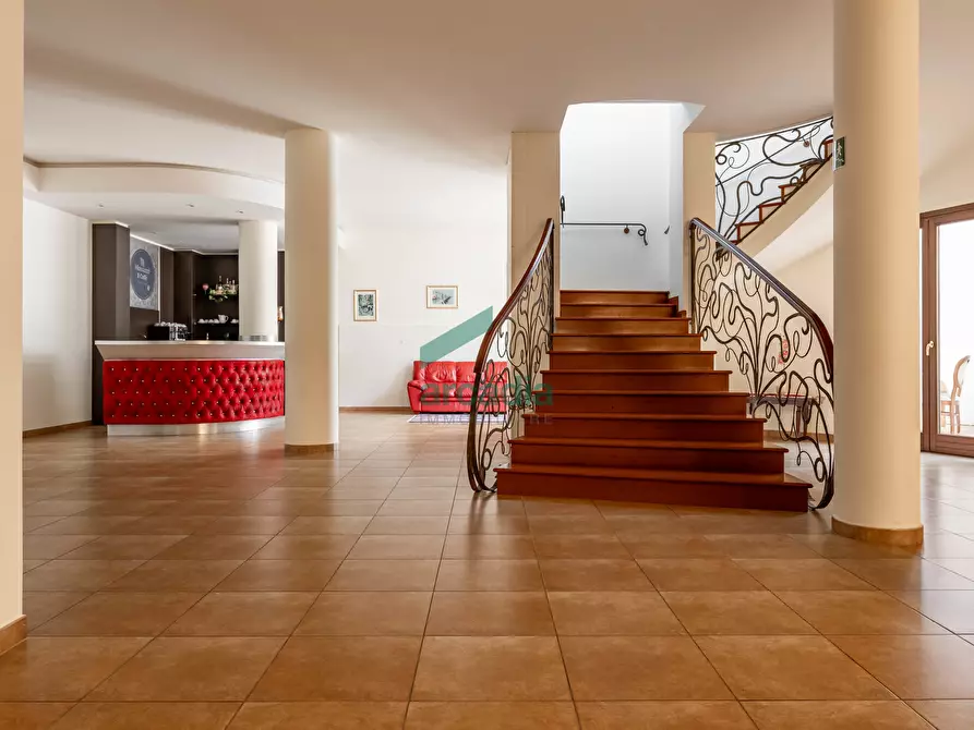 Immagine 5 di Locale commerciale in vendita  in Strada Vicinale Vecchia di Matera 369 a Gioia Del Colle