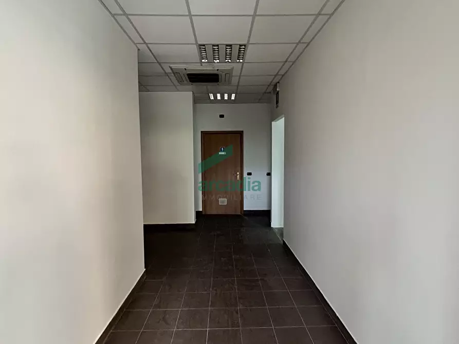 Immagine 10 di Locale commerciale in vendita  in Via Giovanni Amendola 205 a Bari