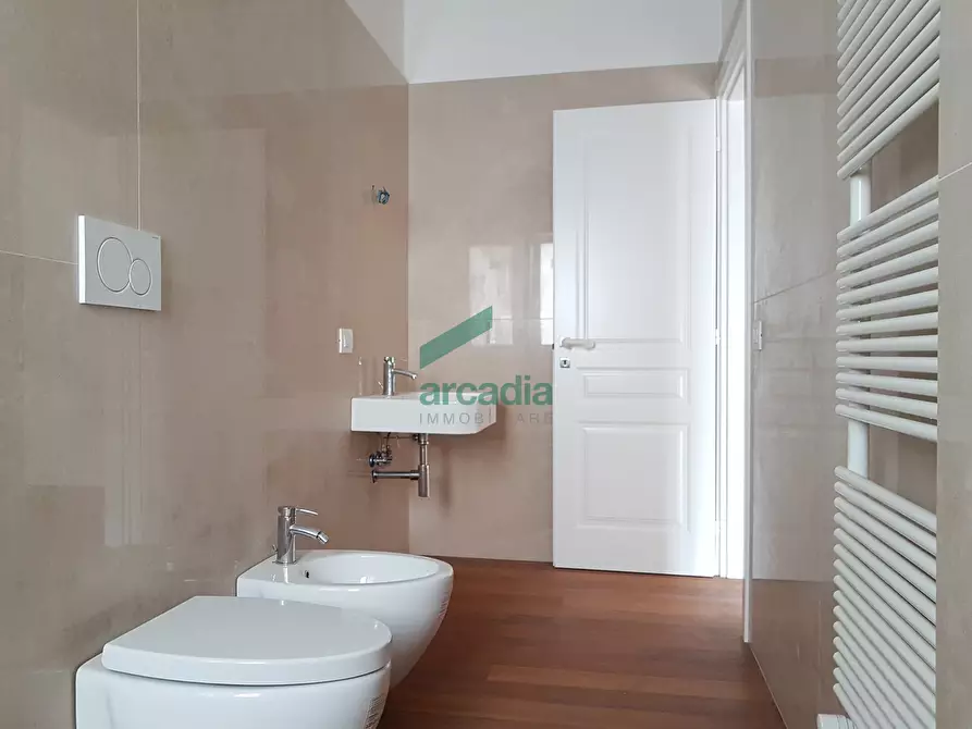 Immagine 6 di Ufficio in vendita  in Via Orfeo Mazzitelli 45 a Bari